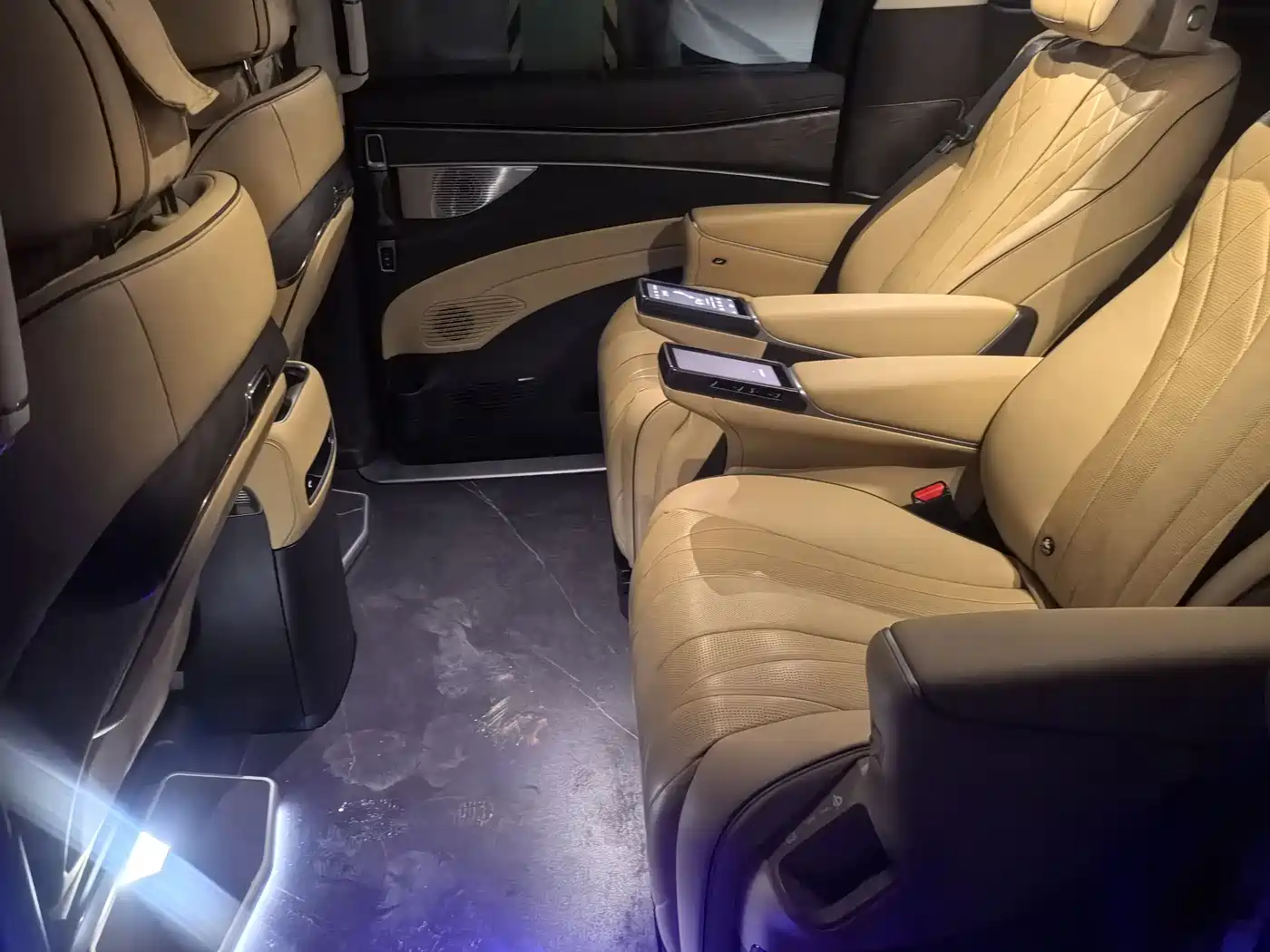 Denza D9 2024 EV 620 Premium фото 10