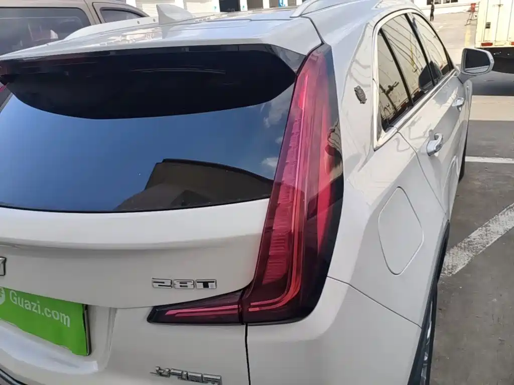 Фото 8 - Cadillac XT4