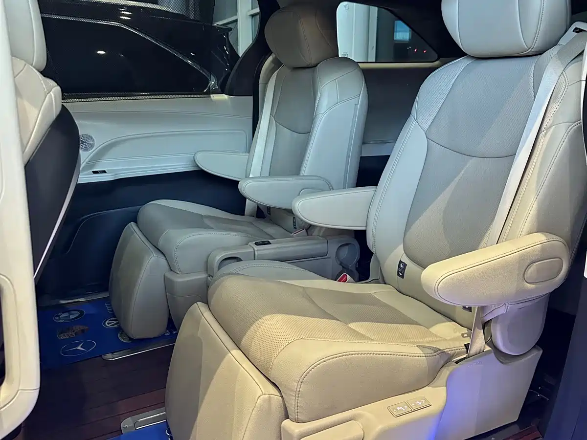 Toyota Sienna 2021 2.5L Hybrid Premium Edition фото 8