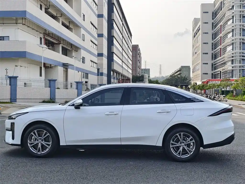 Geely Galaxy Galaxy L6 2025 EM-i 140km Voyage Edition фото 24