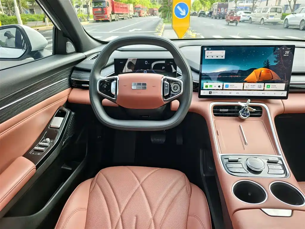 Geely Galaxy Galaxy L6 2025 EM-i 140km Voyage Edition фото 14