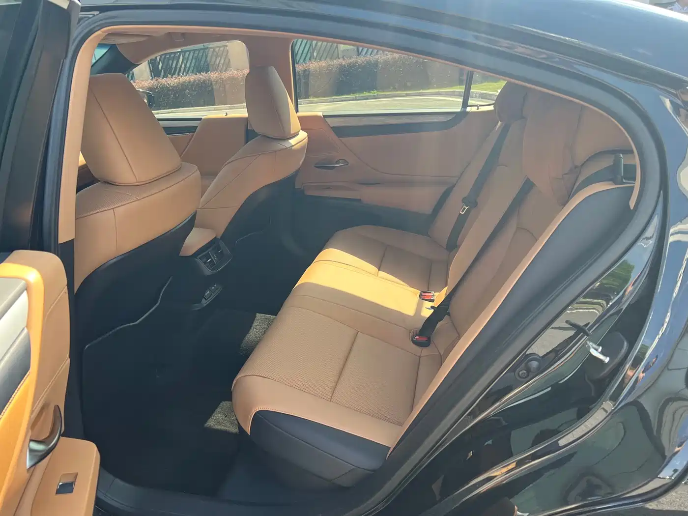 Lexus ES 2025 300h Ultimate Edition фото 10