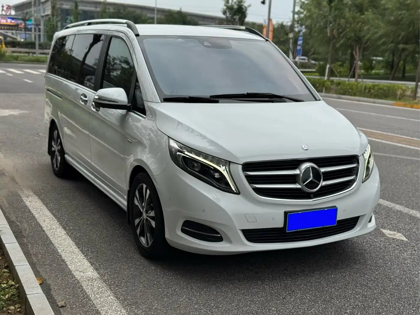 Mercedes-Benz V-Class 2017 Model V 260 Premium Edition фото 30