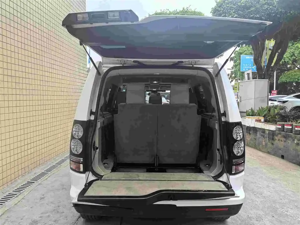 Land Rover Discovery 2014 3.0 SDV6 HSE Diesel фото 8