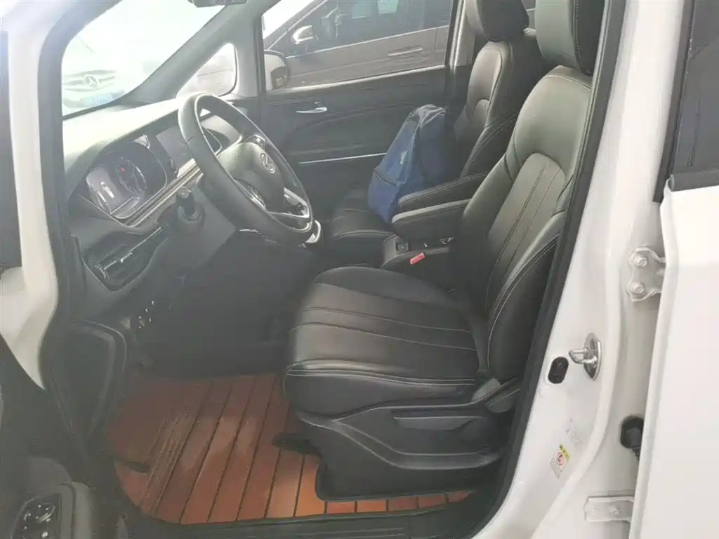 GAC Trumpchi Trumpchi M6 2021 270T DCT Luxury Edition (7-Seater) фото 15