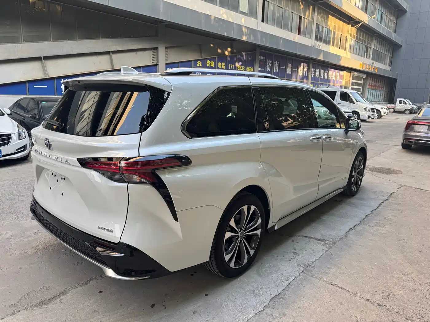 Toyota Granvia 2023 2.5L Hybrid Prestige PLUS Edition фото 4