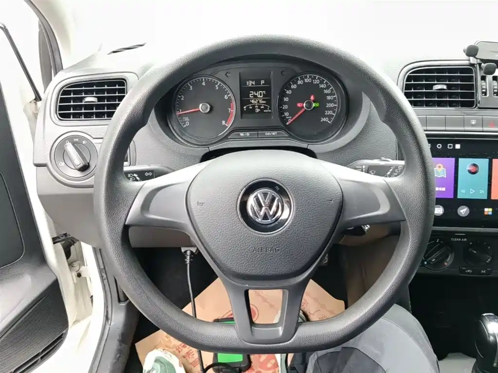 Volkswagen Polo 2016 1.4L Automatic Trend фото 11