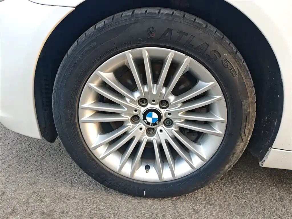 BMW 5 Series 2014 525Li Leading фото 25