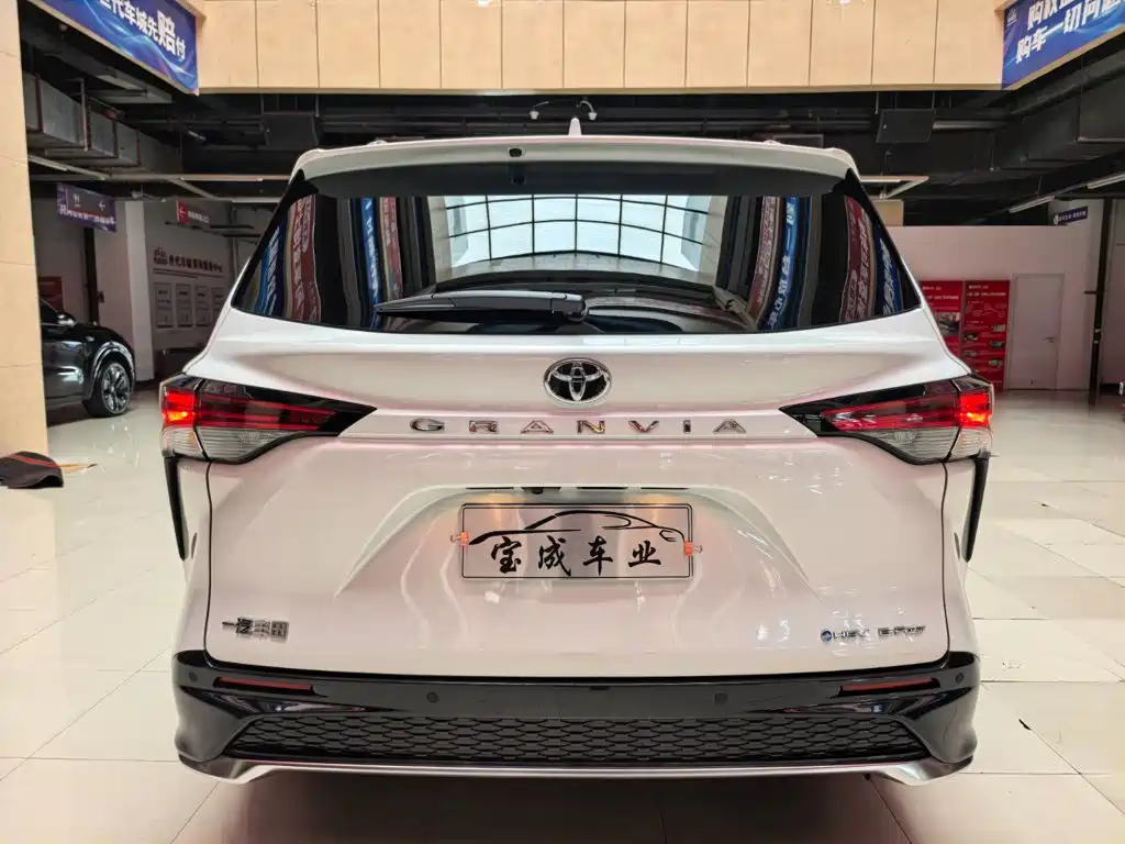 Фото 4 - Toyota Granvia