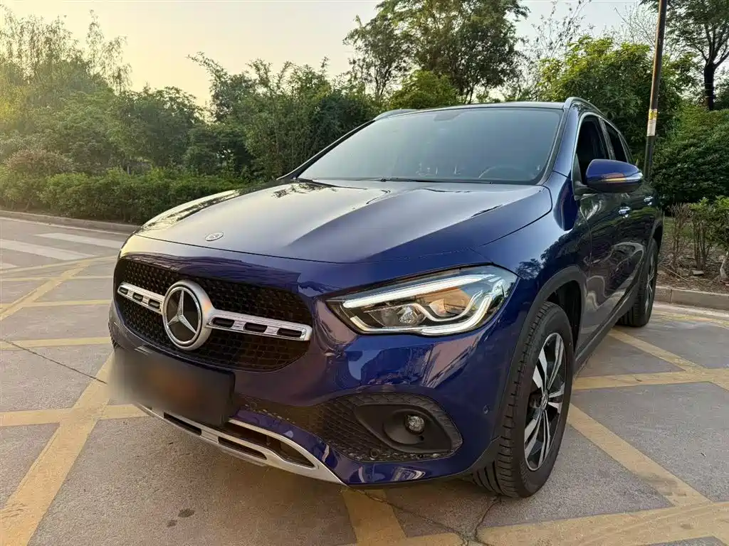 MERCEDES-BENZ GLA