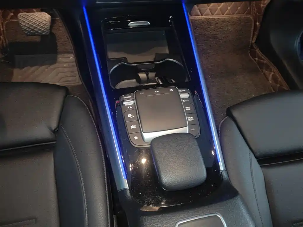 MERCEDES-BENZ GLA