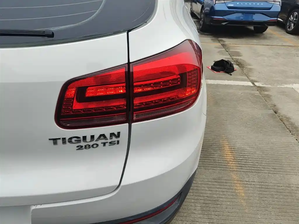 VOLKSWAGEN TIGUAN
