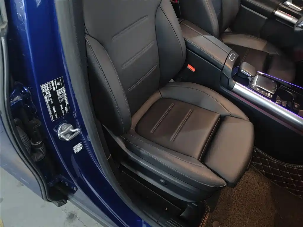 MERCEDES-BENZ GLA