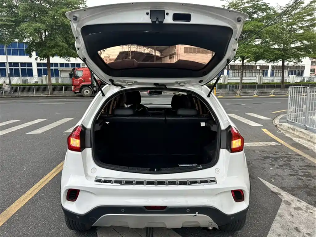 Фото 9 - Geely Vision X3