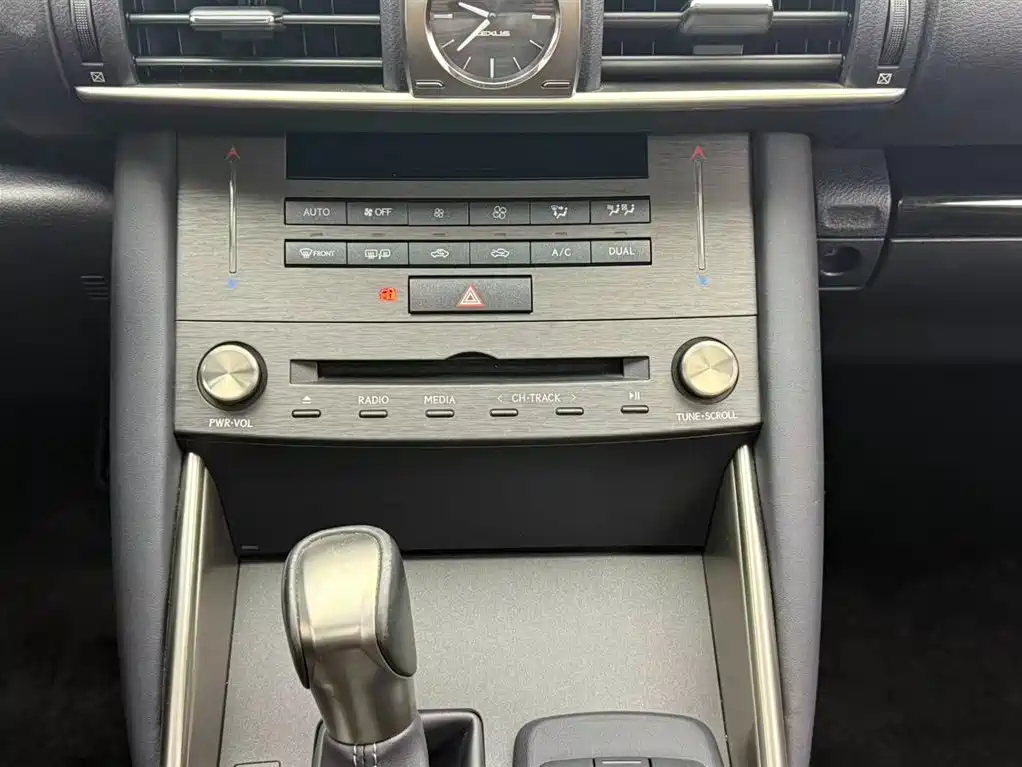 Lexus IS 2017 300 Leading Edition фото 13