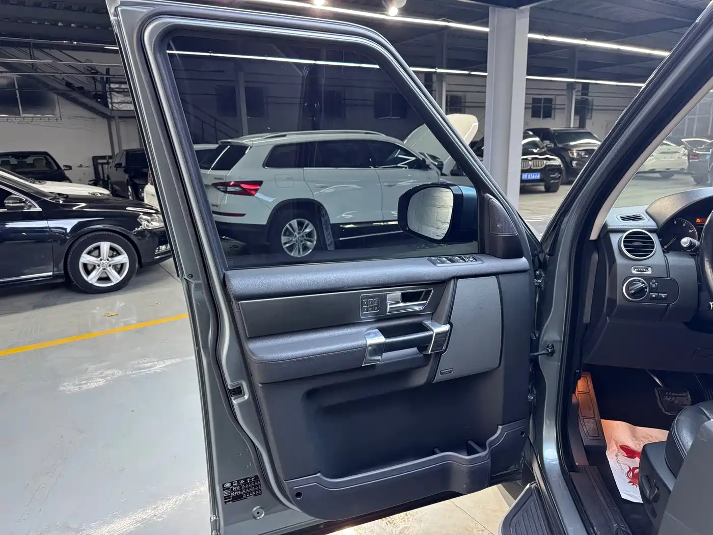 Land Rover Discovery 2016 3.0 SC V6 HSE фото 8