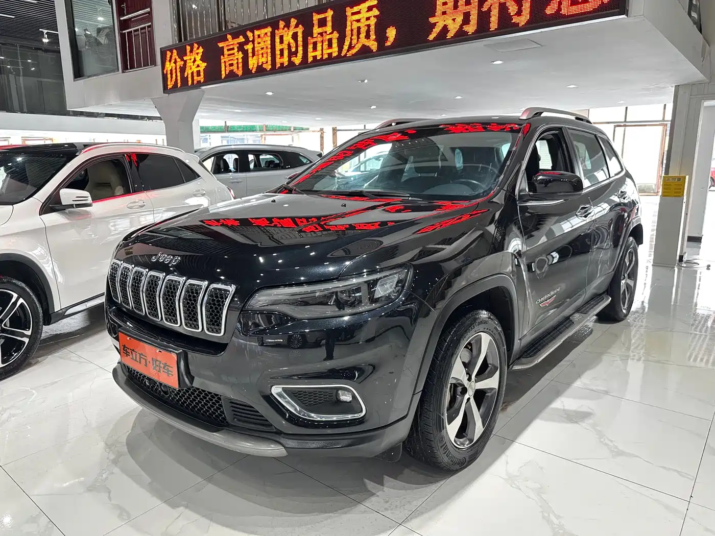 Фото 1 - Jeep Cherokee