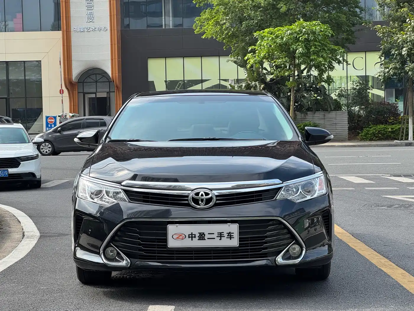 Toyota Camry 2016 2.0G 10th Anniversary Leading Edition фото 2