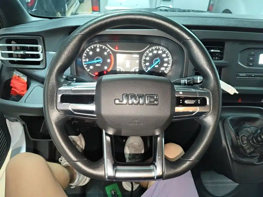 Jiangling JMC Fushun 2025 2025 Model 2.0T 6MT Diesel Short Wheelbase Medium-High Roof Commercial MPV 5/6 Seats