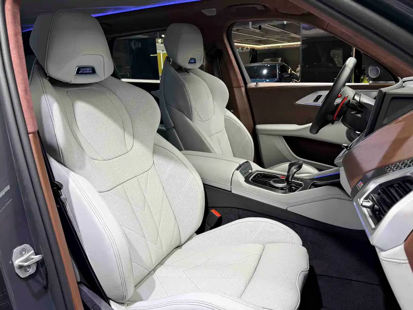 BMW XM 2023 50e фото 11