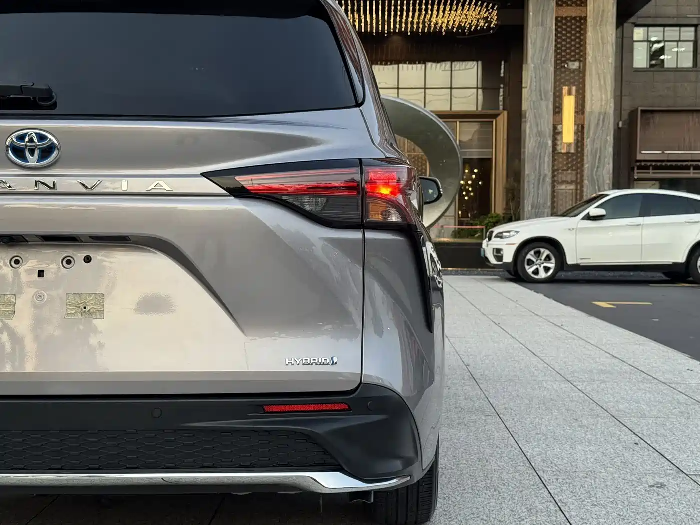 Toyota Granvia 2023 2.5L Hybrid Comfort Edition фото 17