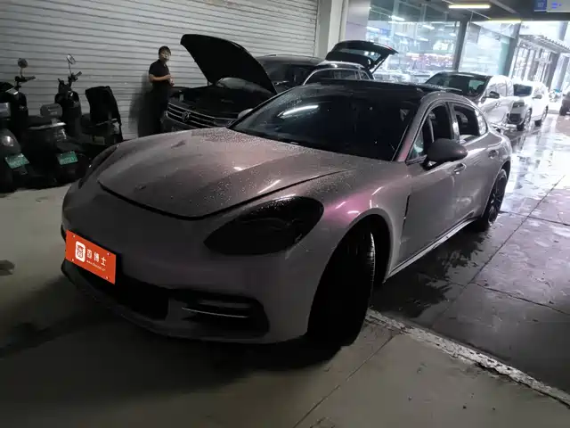 PORSCHE PANAMERA