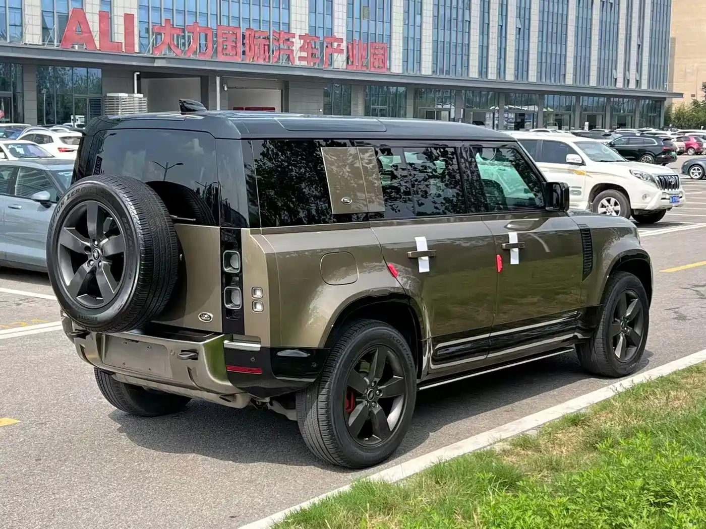 Photo 6 - Land Rover Defender