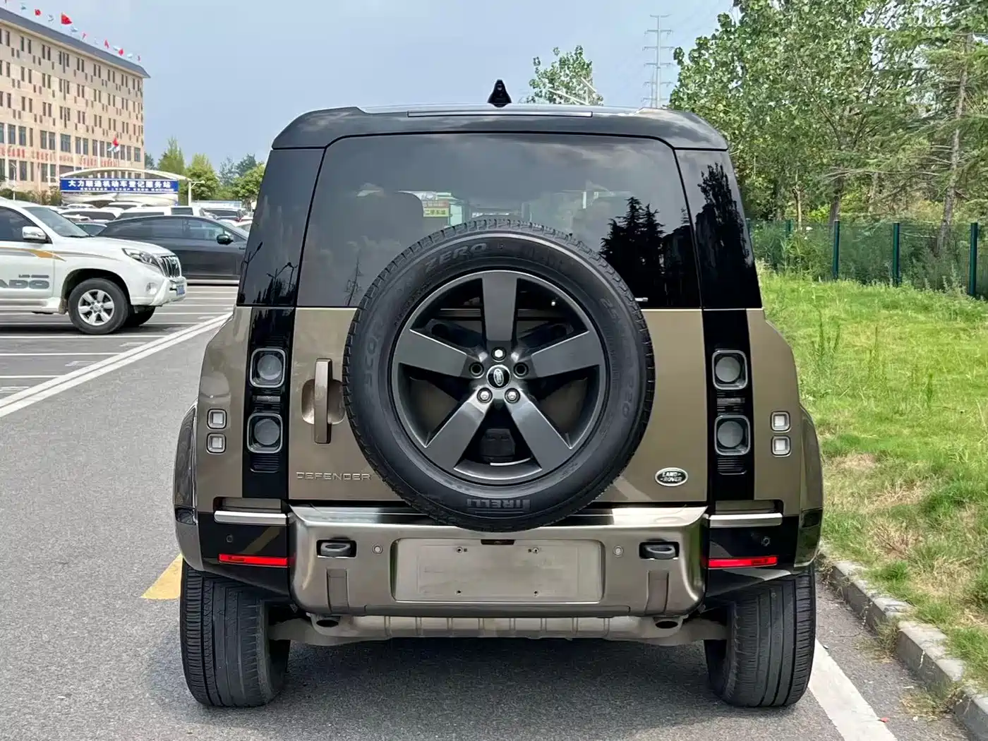 Photo 5 - Land Rover Defender