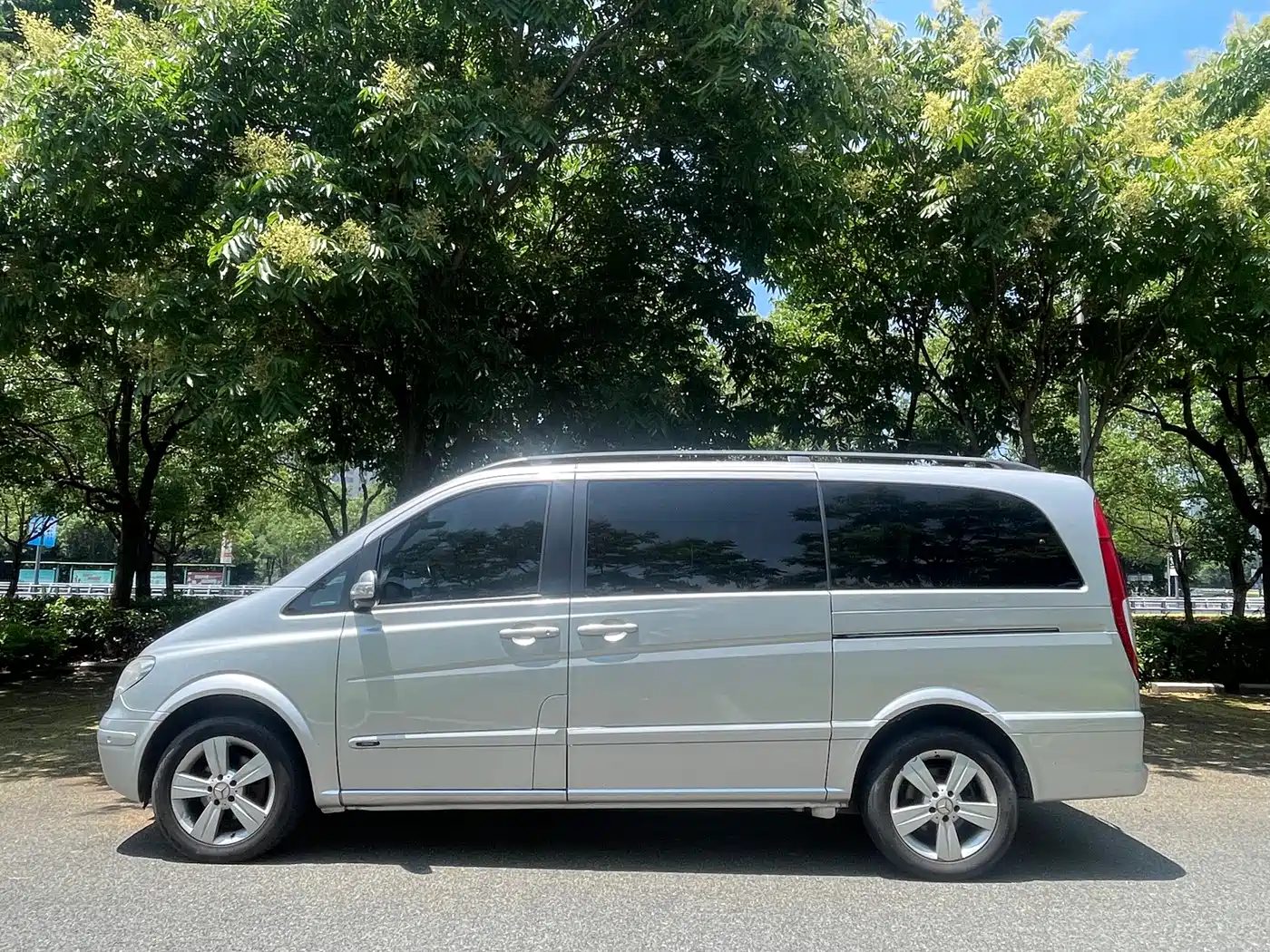 Mercedes-Benz Viano 2011 2.5L Luxury Edition фото 11