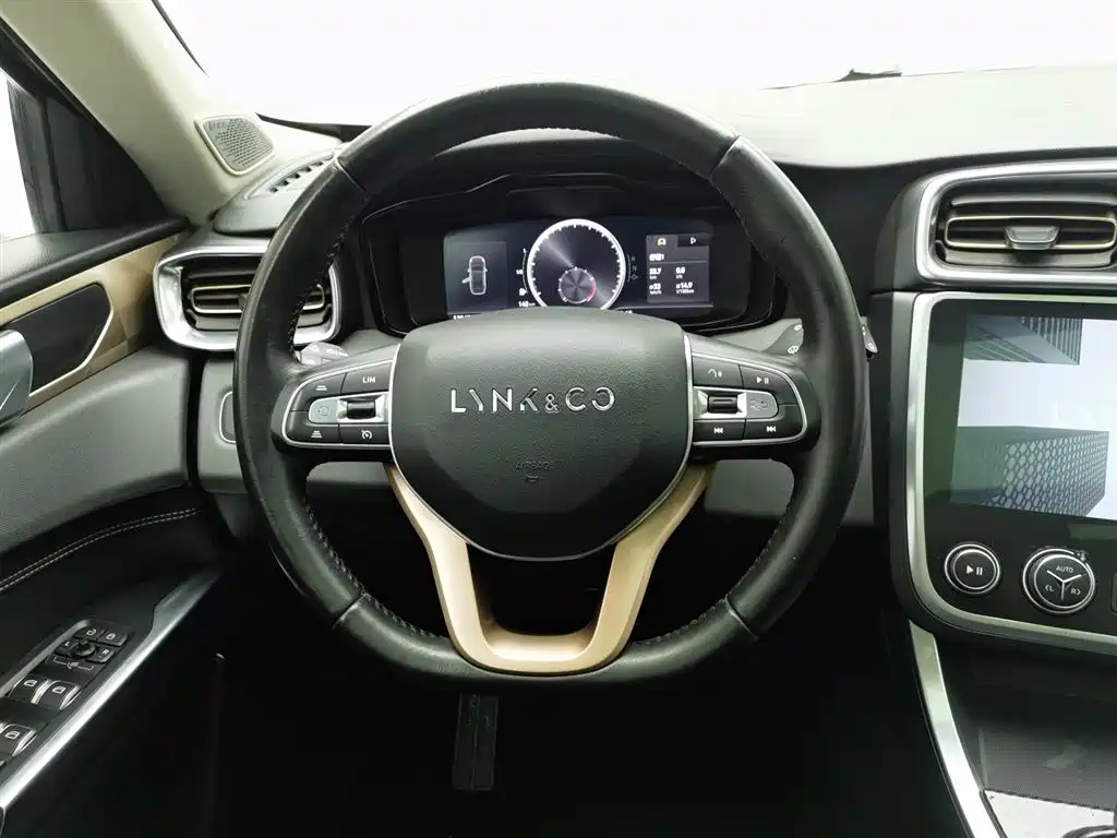 Lynk & Co 01 2017 2.0T 2WD Pro Version фото 11