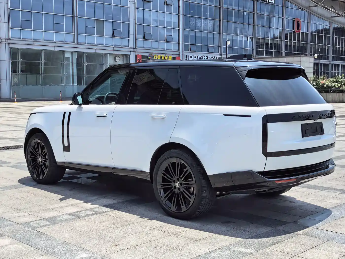 Land Rover Range Rover 2025 3.0 L6 360PS Golden Age Edition фото 8