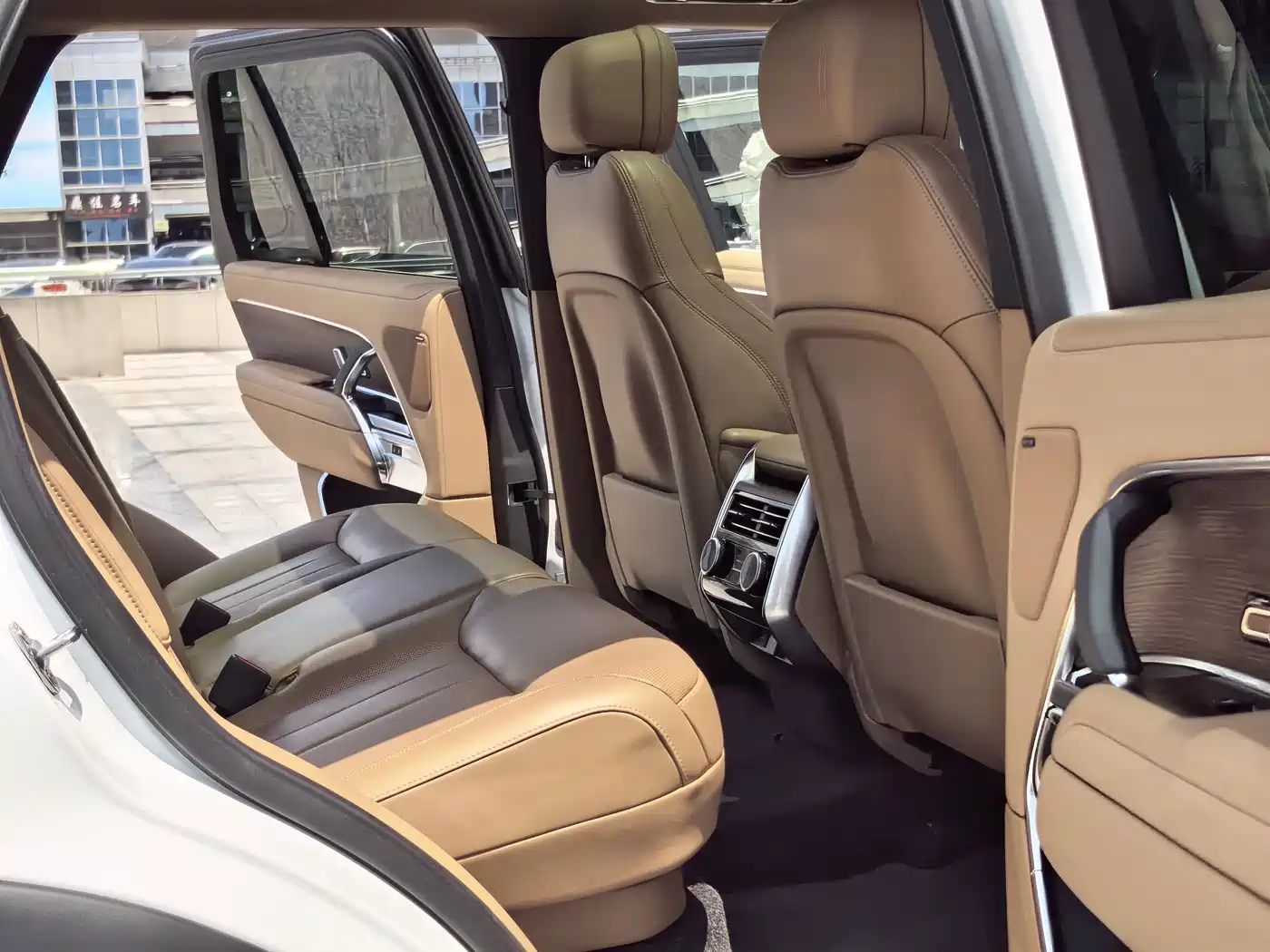 Land Rover Range Rover 2025 3.0 L6 360PS Golden Age Edition фото 15