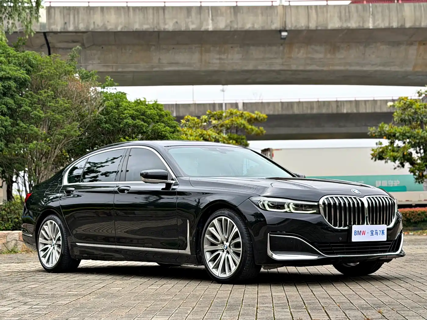 BMW 7 Series 2021 Model 740Li Leading Luxury Package фото 3