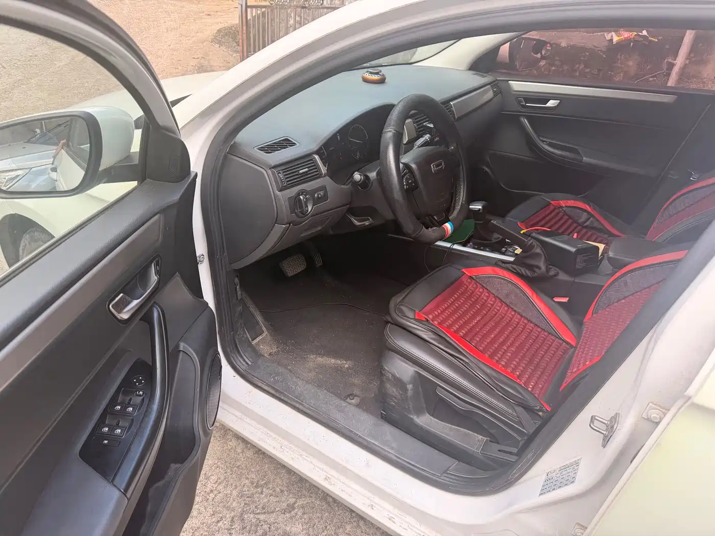 Qoros 3 2016 2016 Sedan 1.6L Automatic Zhiyue