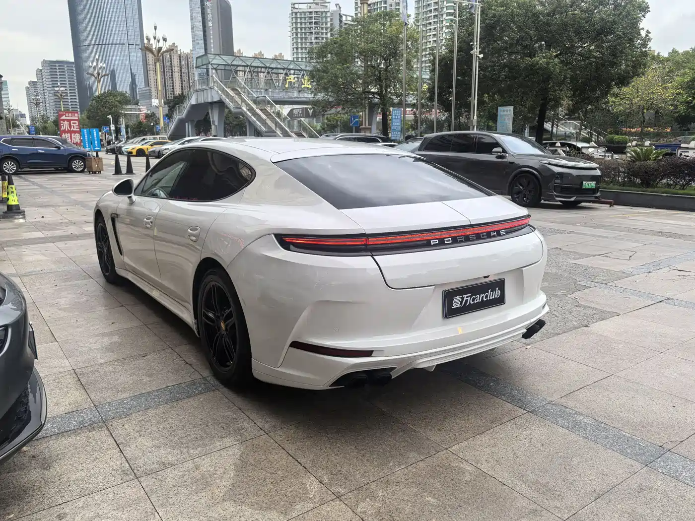Porsche Panamera 2010 Panamera 4 3.6L фото 11