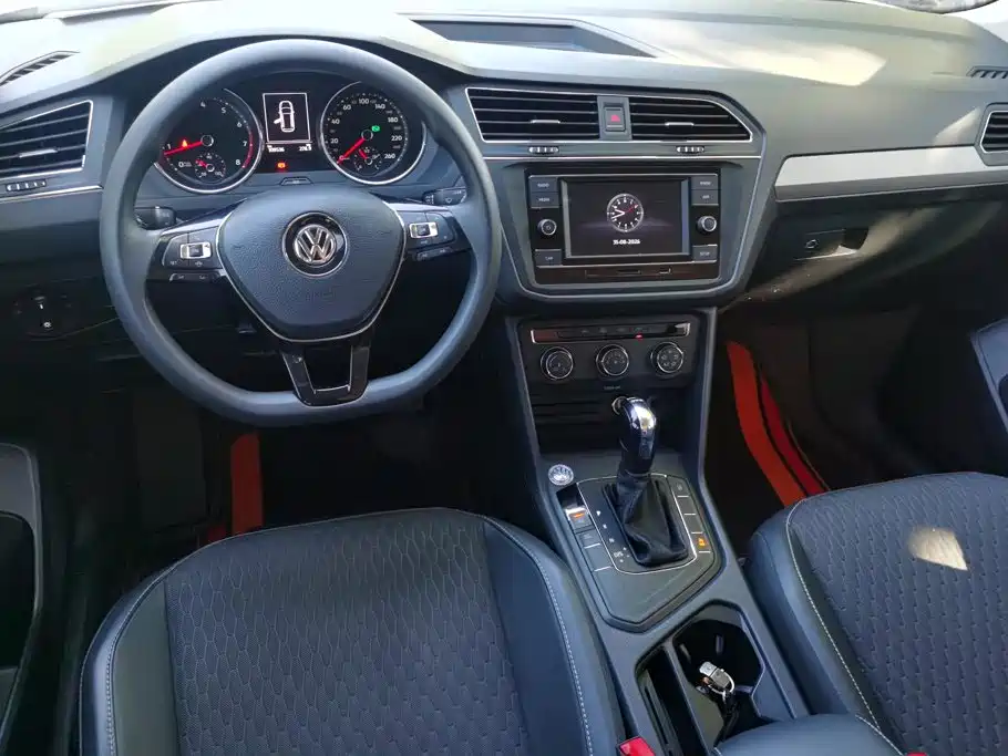 Photo 12 - Volkswagen Tiguan L