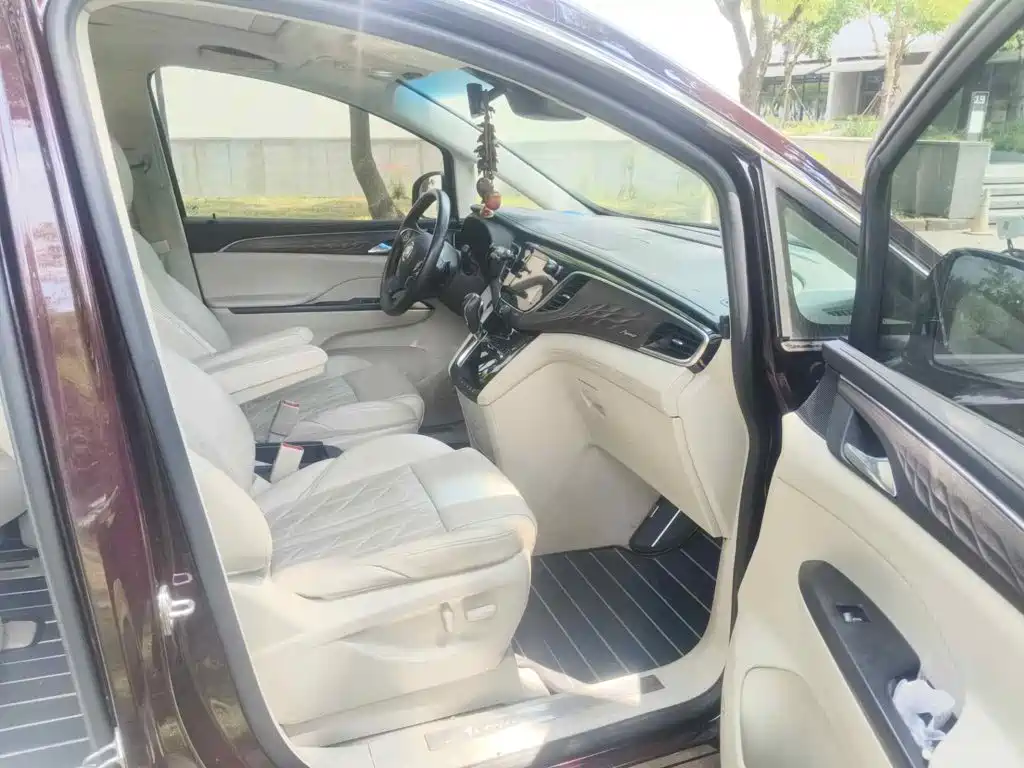 Фото 13 - Buick GL8