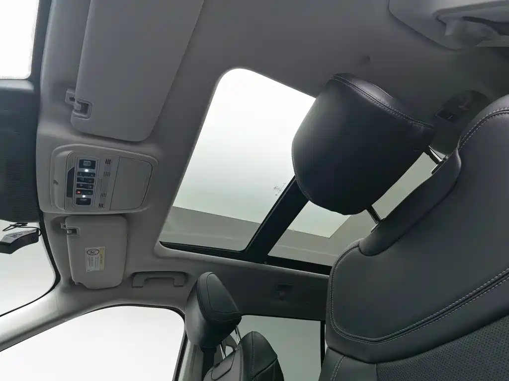 Фото 14 - Ford Explorer