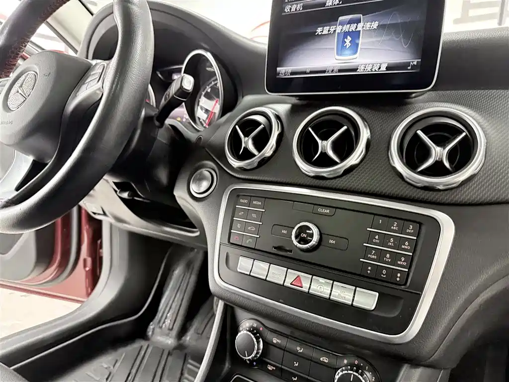 Mercedes-Benz GLA 2018 GLA 200 Dynamic фото 18