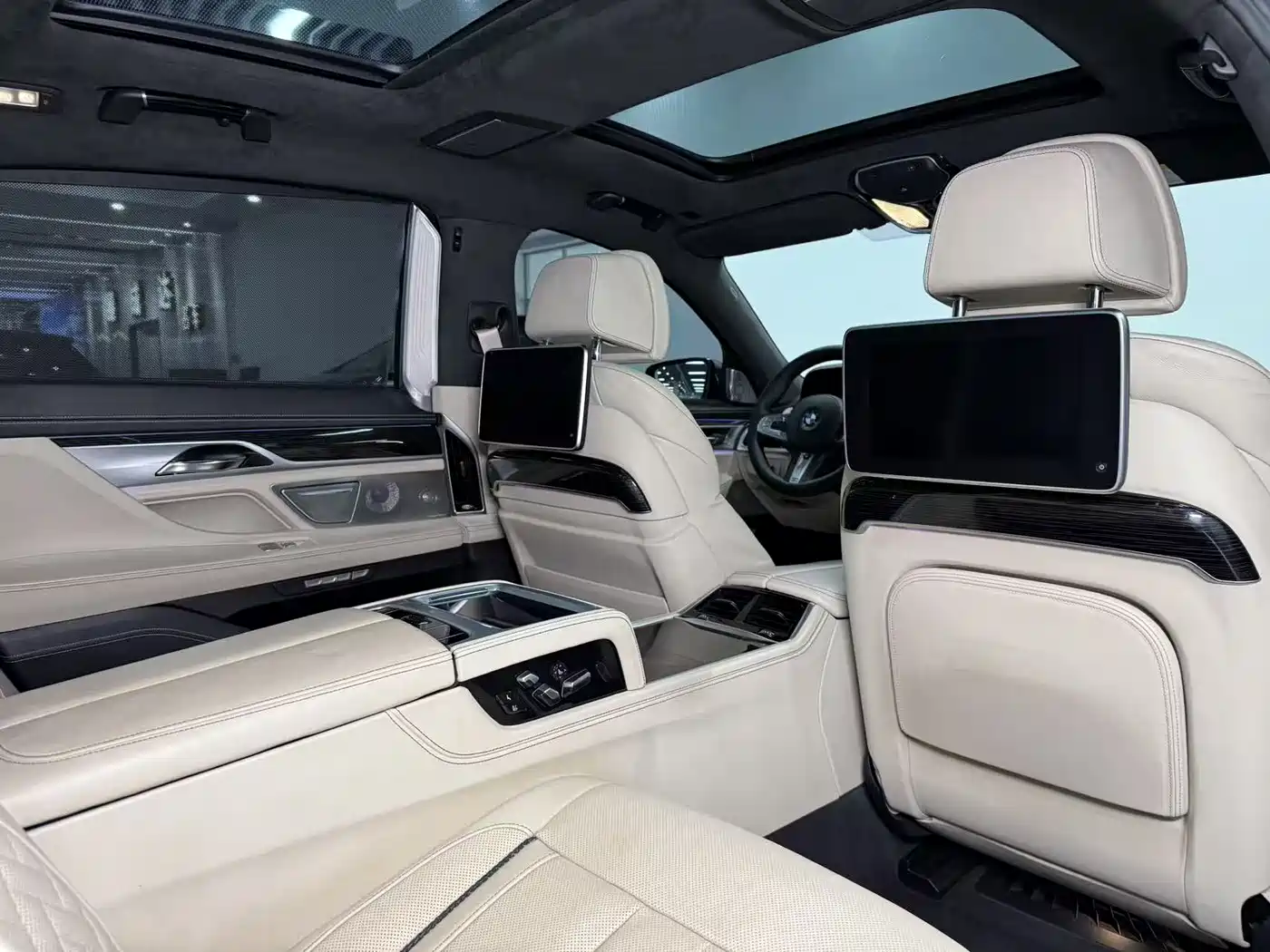 BMW 7 Series 2017 M760Li xDrive фото 14