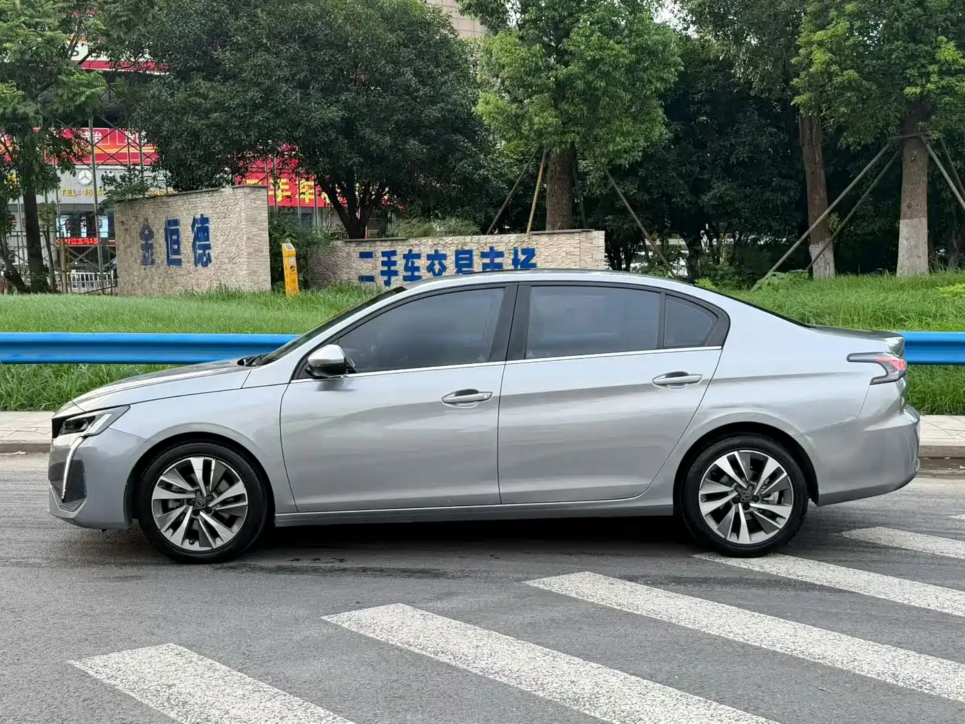 Peugeot 408 2022 2022 1.6T Light Chaser Edition