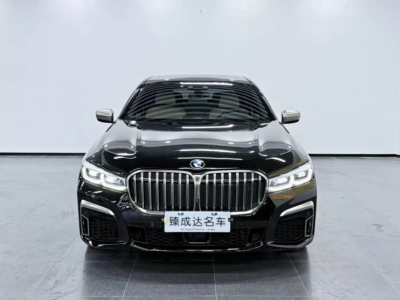 BMW 7 Series 2017 M760Li xDrive фото 3