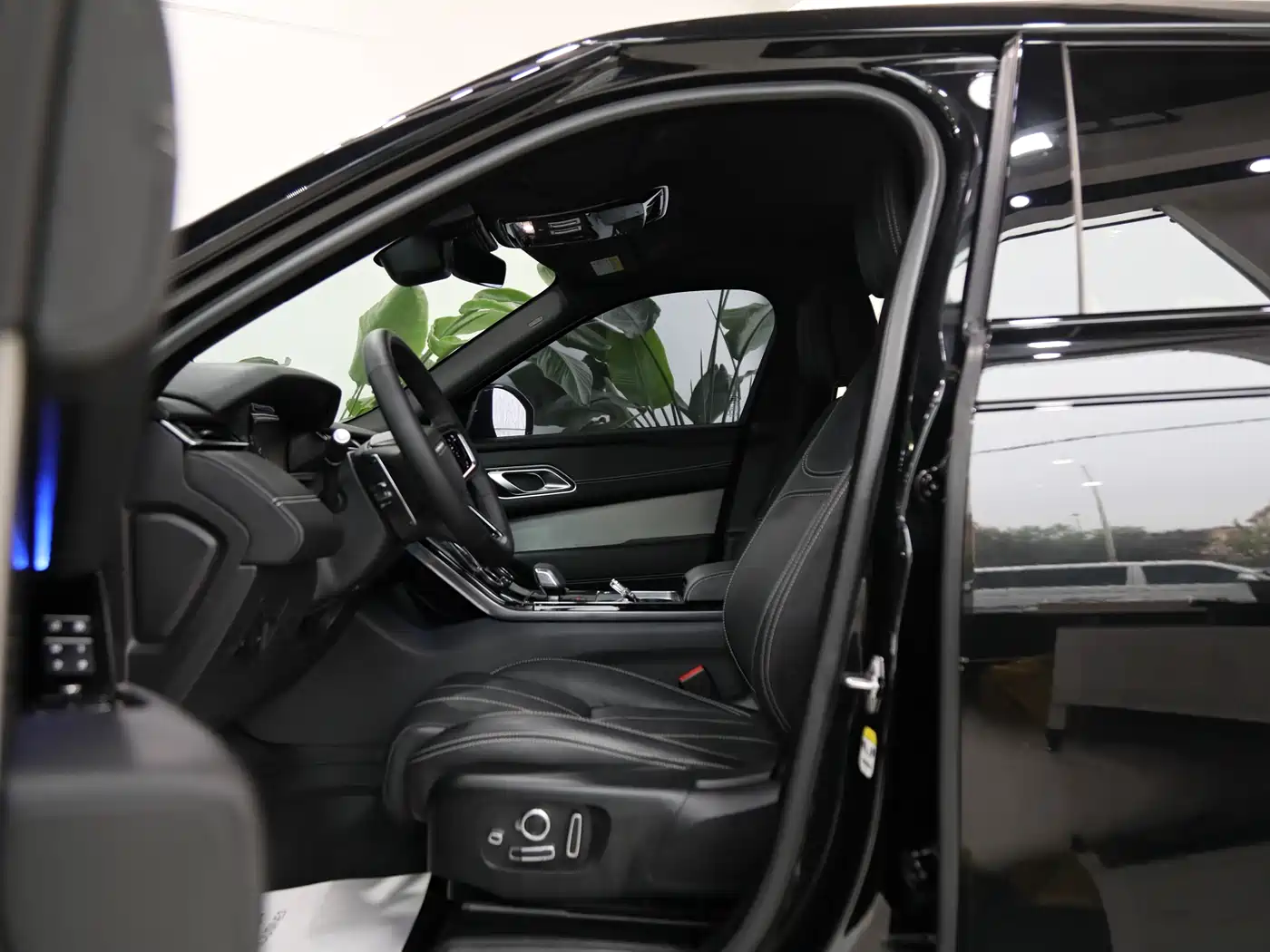 Land Rover Range Rover Velar 2023 250PS Gloss Black Collector's Edition фото 7