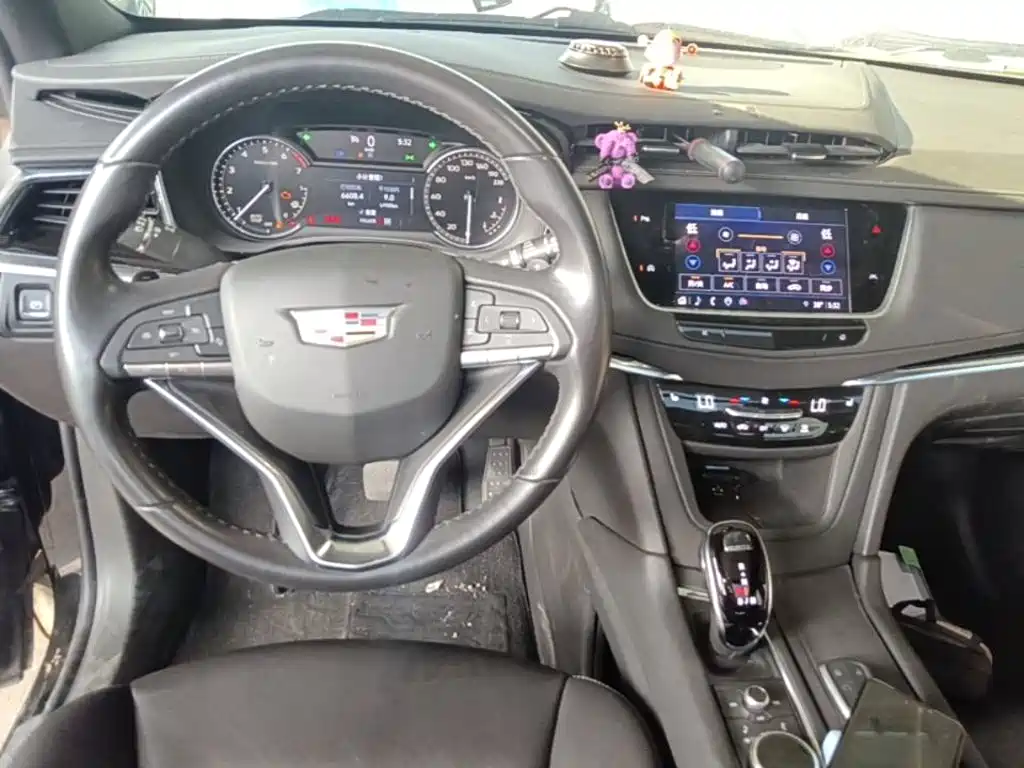 Фото 11 - Cadillac XT6