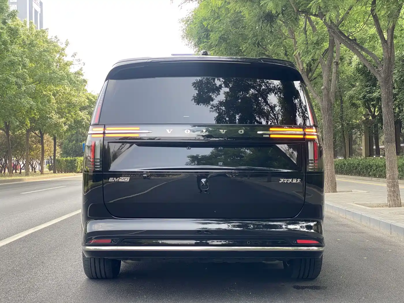 2025 Volvo EM90