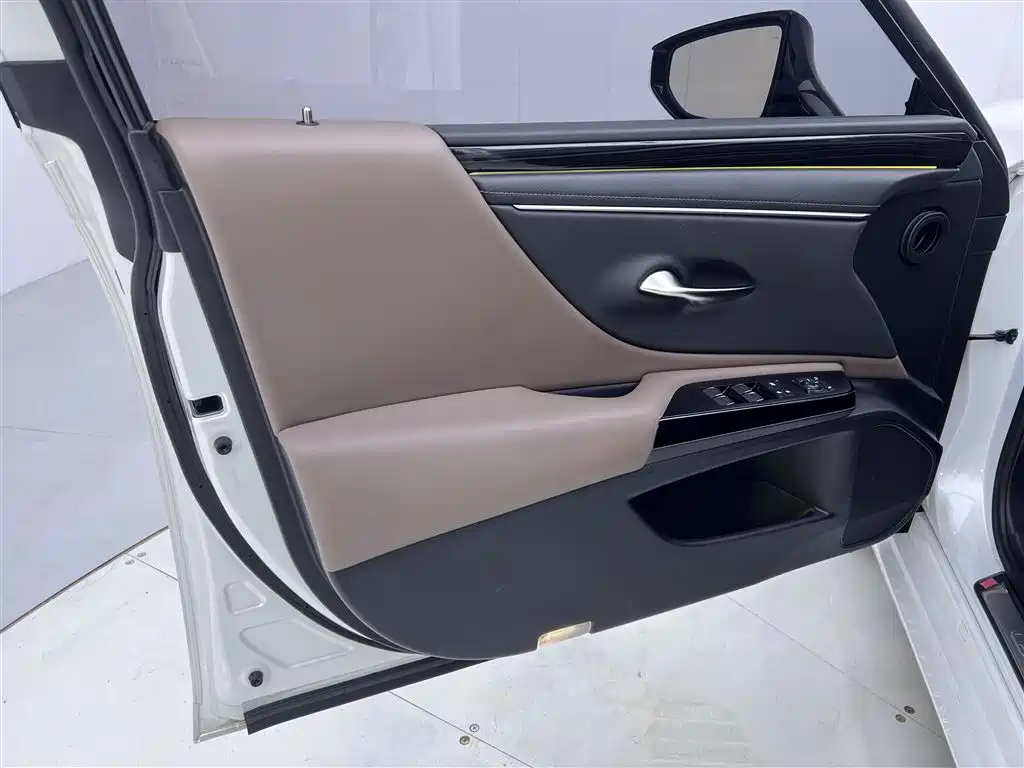 Lexus ES 2022 200 Excellence Edition фото 17