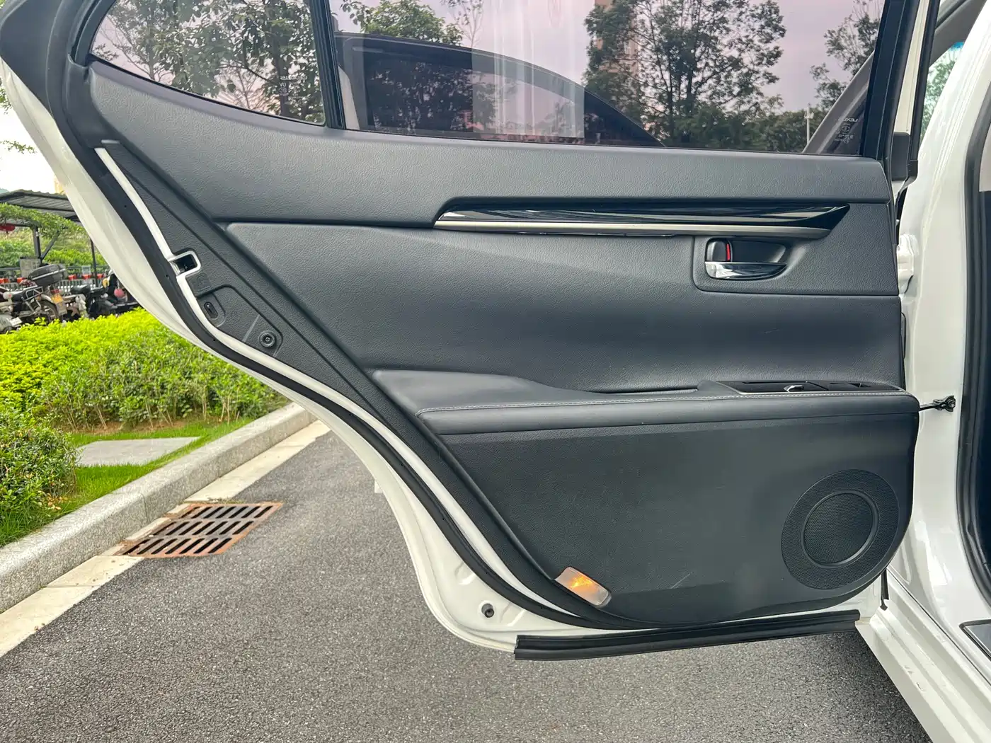 Lexus ES 2015 300h Comfort Edition фото 32