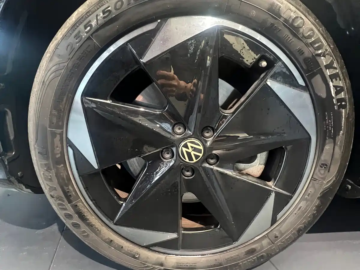 VOLKSWAGEN WITH THE CROWD 06