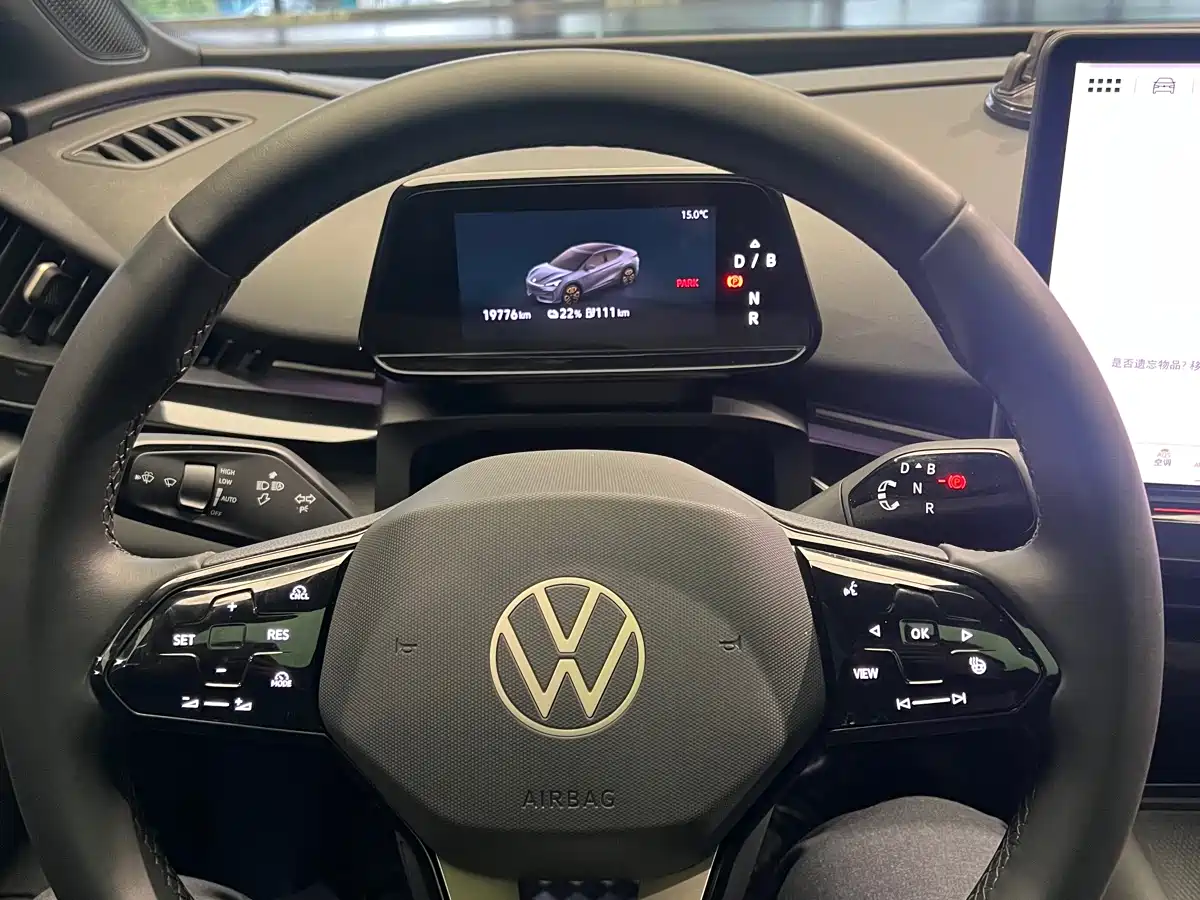 VOLKSWAGEN WITH THE CROWD 06