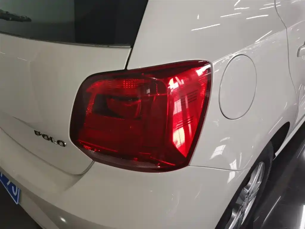 Volkswagen Polo 2014 1.4L Manual Trend Edition фото 8